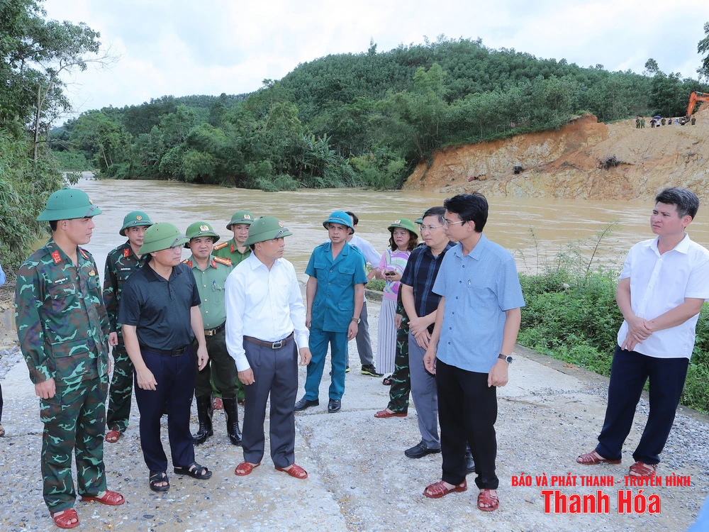 Bí thư Tỉnh ủy Nguyễn Doãn Anh kiểm tra một số địa điểm nước dâng, chia cắt cục bộ