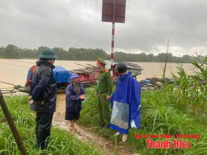Cứu vớt kịp thời 10 công nhân bị rơi xuống suối tại xã Sao Vàng