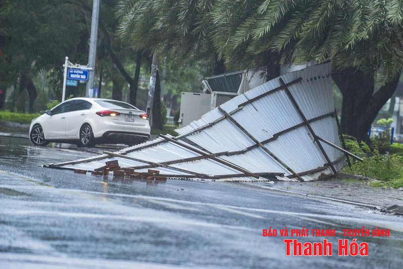 Cây xanh gãy đổ, nhiều tuyến phố ngập úng sau bão số 5
