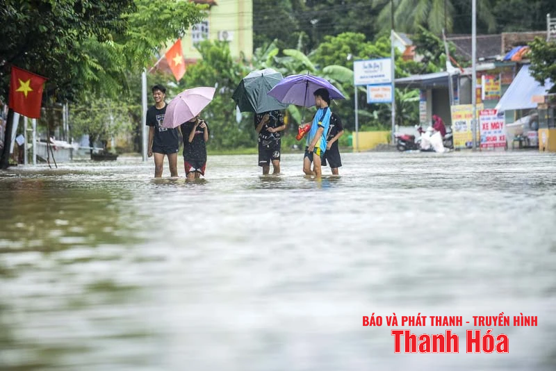 Nước lũ lên nhanh, nhiều hộ dân Thường Xuân mất trắng tài sản