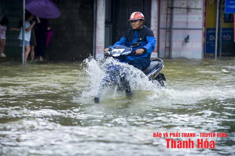 Nước lũ lên nhanh, nhiều hộ dân Thường Xuân mất trắng tài sản