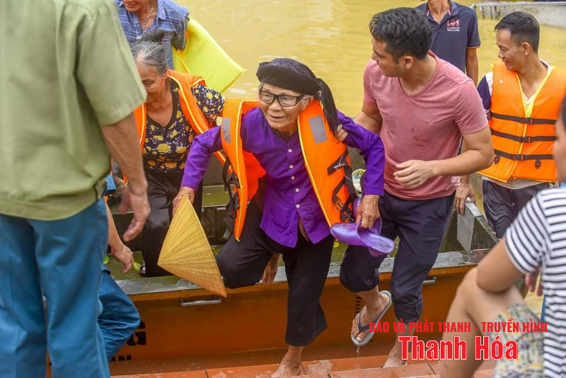 Nước sông Mã dâng cao, hàng nghìn ngôi nhà ở phường Hàm Rồng ngập sâu