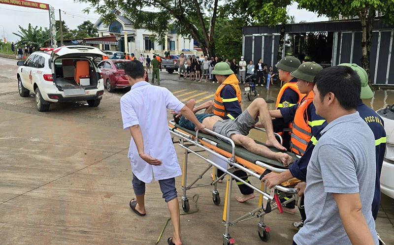 Lực lượng Công an kịp thời cứu vớt một người dân bị lũ cuốn