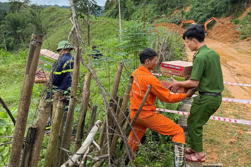 Công an Thanh Hóa cứu trợ hơn 1 tấn lương thực, thực phẩm cho người dân bị cô lập do mưa lũ