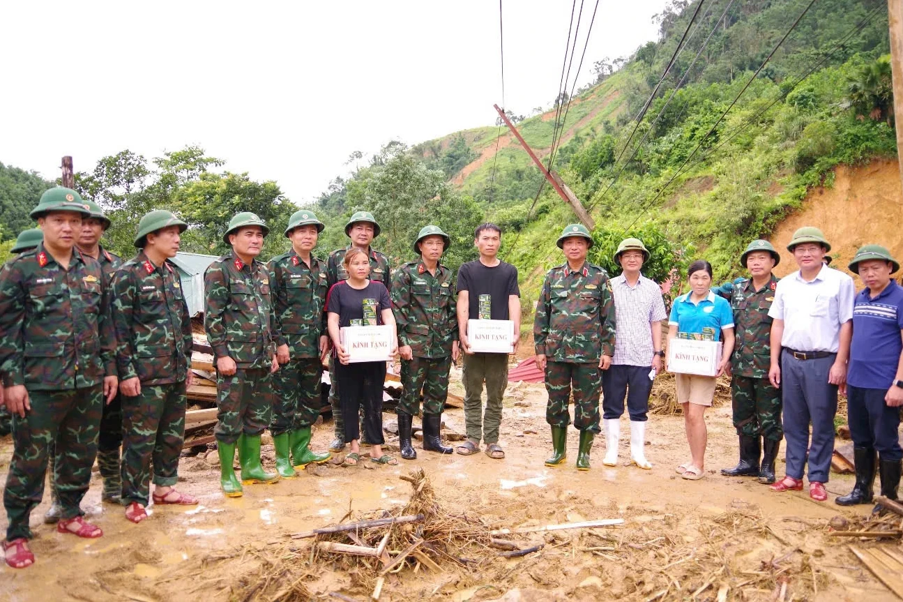 Tư lệnh Quân khu 4 kiểm tra, hỗ trợ nhu yếu phẩm cho Nhân dân vùng lũ
