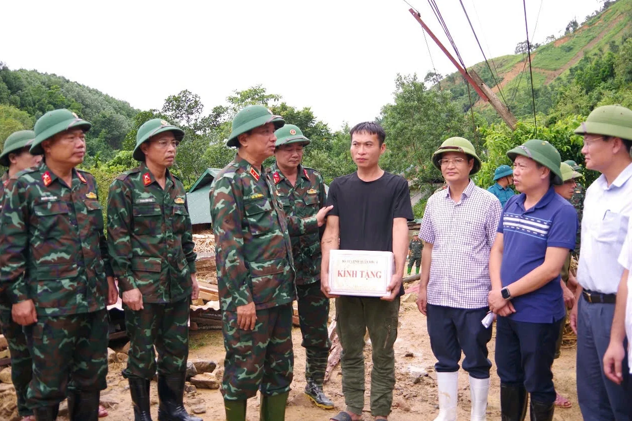 Tư lệnh Quân khu 4 kiểm tra, hỗ trợ nhu yếu phẩm cho Nhân dân vùng lũ
