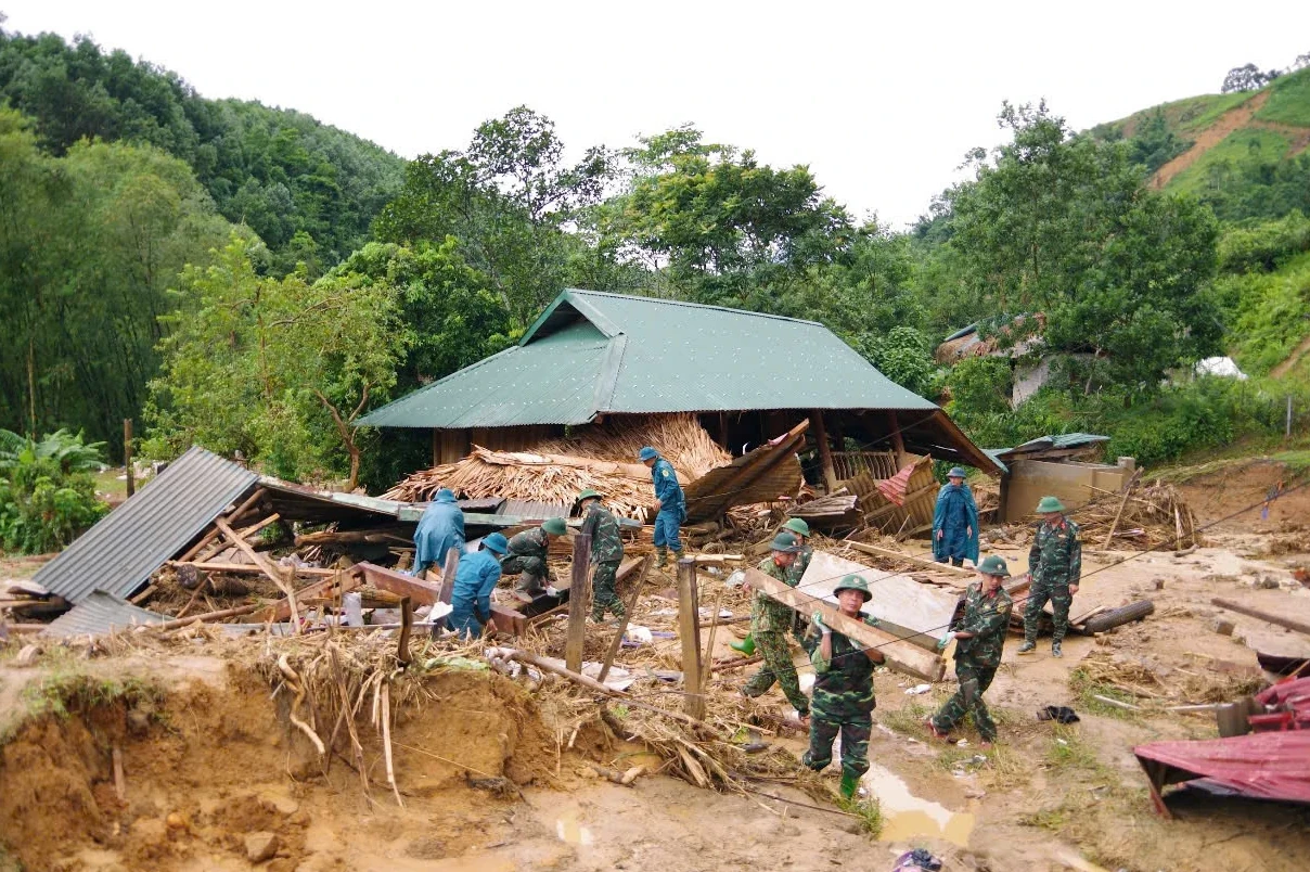 Tư lệnh Quân khu 4 kiểm tra, hỗ trợ nhu yếu phẩm cho Nhân dân vùng lũ