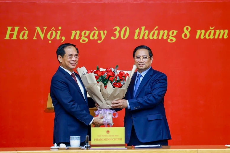 Thủ tướng Phạm Minh Chính trao quyết định giao quyền Bộ trưởng Bộ Ngoại giao