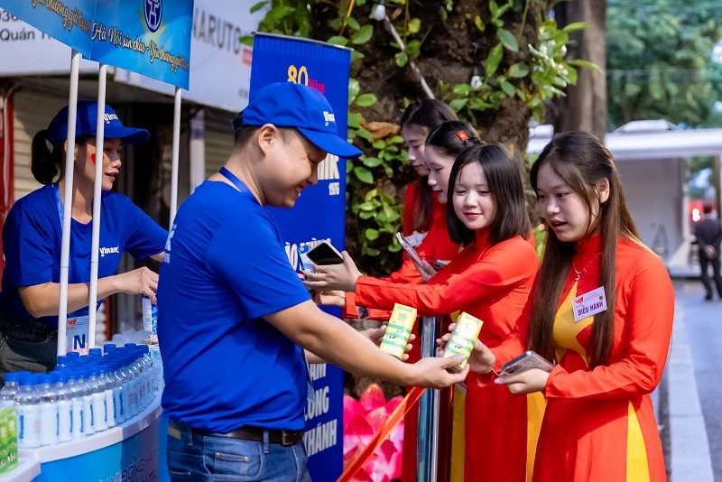 Vinamilk hòa nhịp cùng triệu trái tim mừng 80 năm Quốc khánh