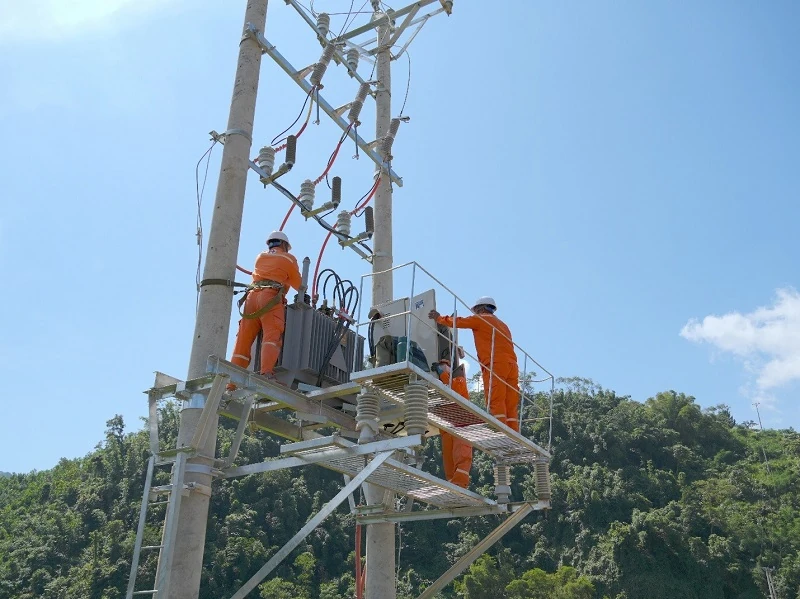 Kiểm tra tình hình khắc phục hậu quả bão số 5 và thúc đẩy hiện đại hóa lưới điện