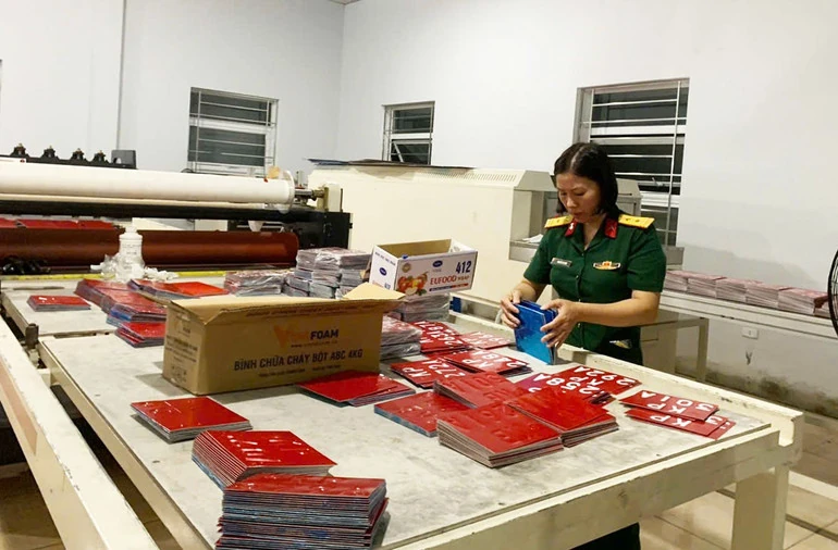Bàn giao biển số xe mô tô cho các Ban Chỉ huy Quân sự cấp xã trên cả nước