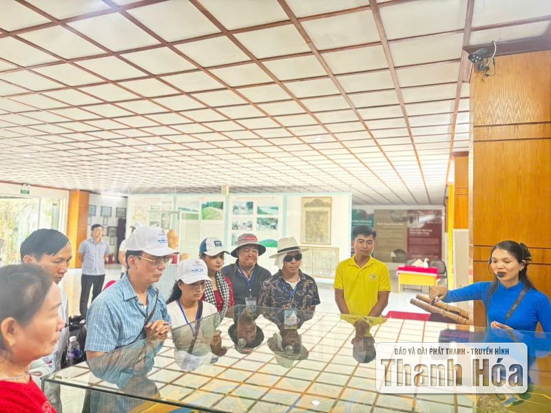 Thành nhà Hồ thu hút đông đảo du khách trong kỳ nghỉ lễ