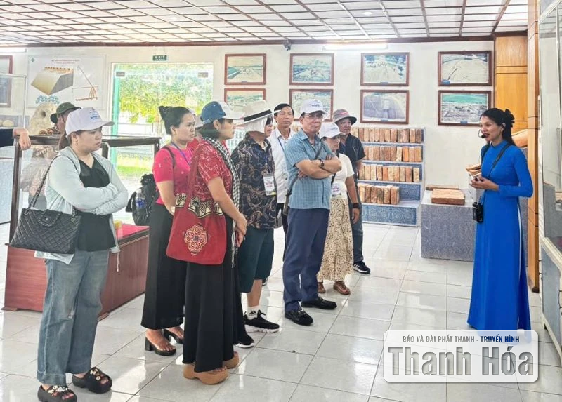 Thành nhà Hồ thu hút đông đảo du khách trong kỳ nghỉ lễ