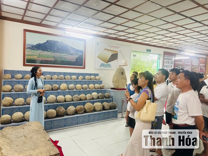 Thành nhà Hồ thu hút đông đảo du khách trong kỳ nghỉ lễ