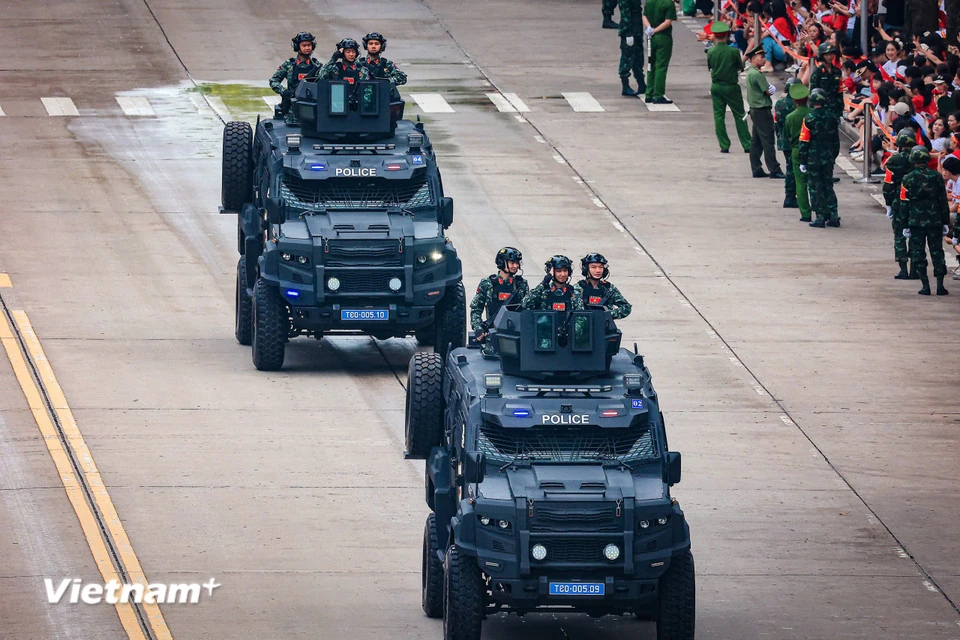 Màn mãn nhãn với dàn khí tài xe bánh lốp đặc chủng trong đoàn diễu binh