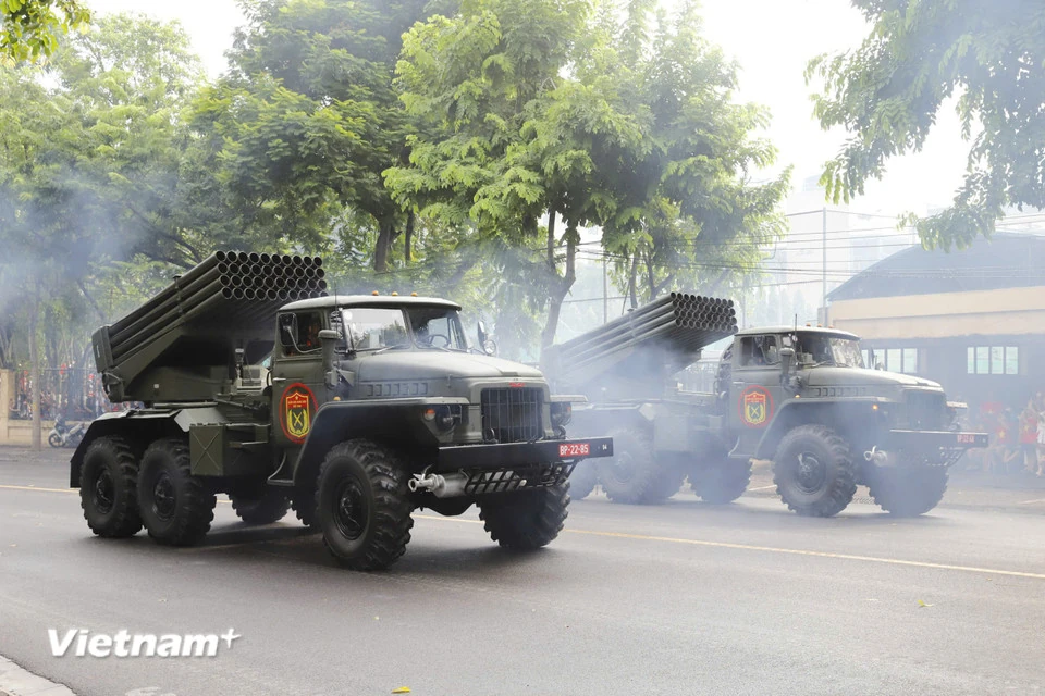 Màn mãn nhãn với dàn khí tài xe bánh lốp đặc chủng trong đoàn diễu binh