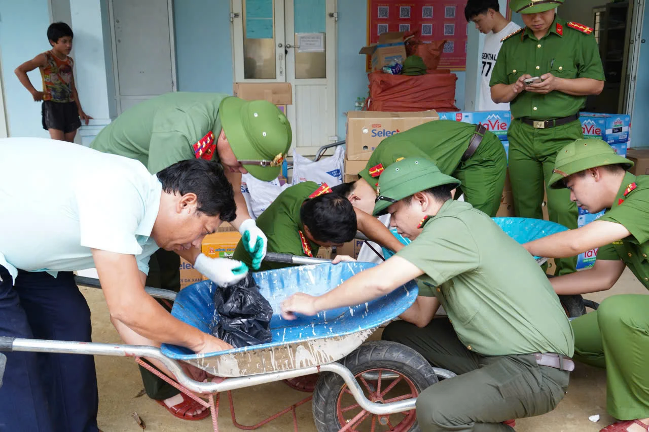 Công an tỉnh tăng cường lực lượng, nhu yếu phẩm khắc phục hậu quả mưa bão tại xã Yên Nhân