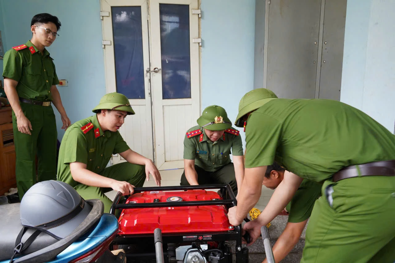 Công an tỉnh tăng cường lực lượng, nhu yếu phẩm khắc phục hậu quả mưa bão tại xã Yên Nhân