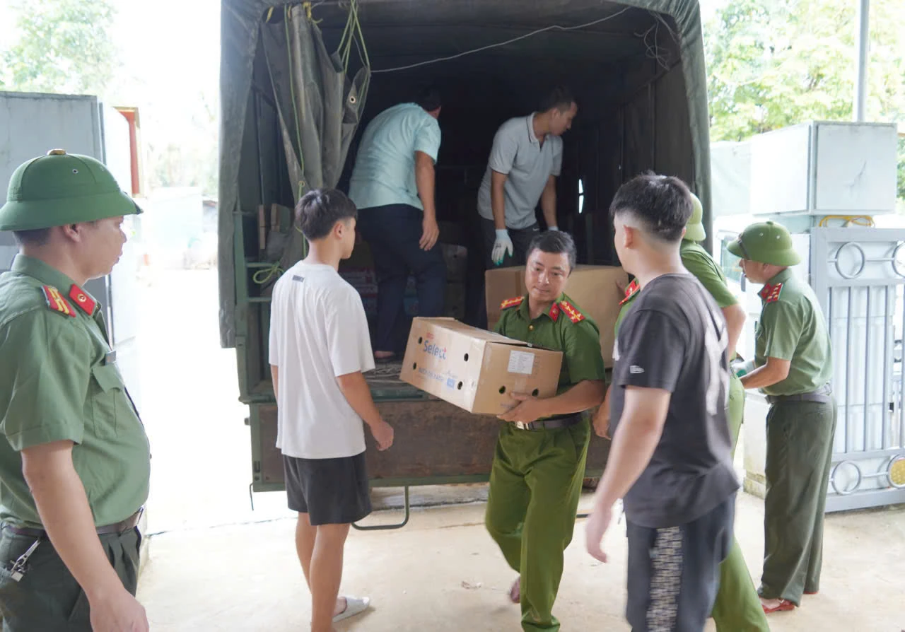 Công an tỉnh tăng cường lực lượng, nhu yếu phẩm khắc phục hậu quả mưa bão tại xã Yên Nhân