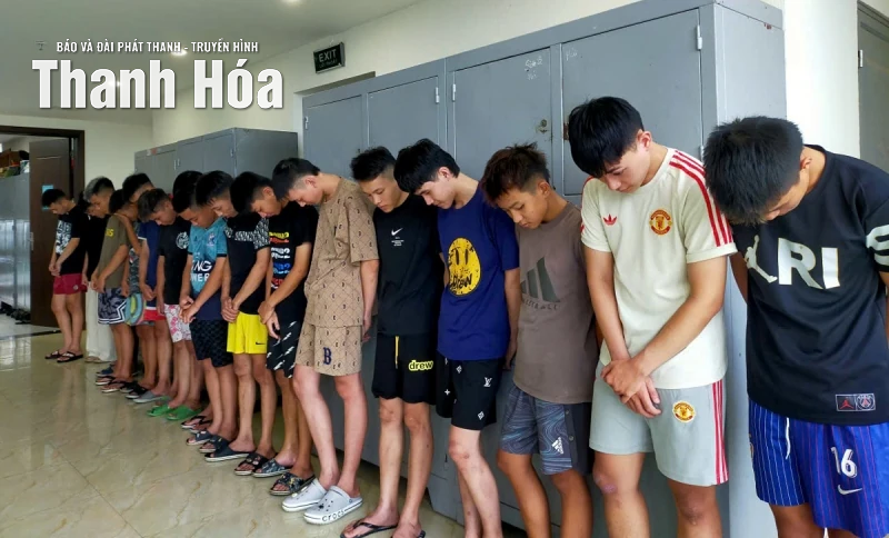 18 thanh, thiếu niên gây rối trật tự công cộng lúc nửa đêm