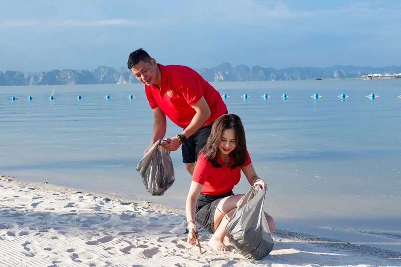 Gần 600 “chiến binh” Vietjet đồng loạt ra quân làm sạch biển Hạ Long