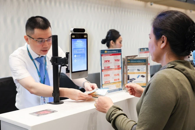 Tỷ lệ hành khách dùng VneID làm thủ tục đi máy bay tăng cao