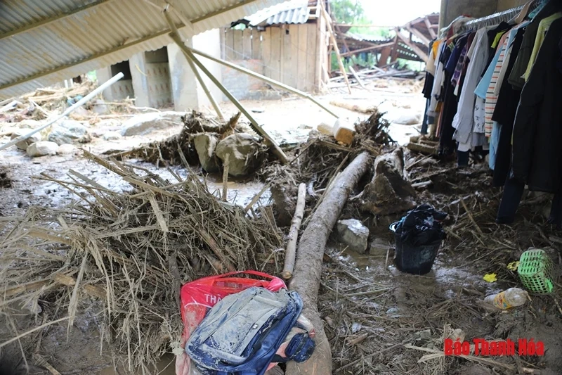 Sẻ chia cùng với người dân vùng lũ