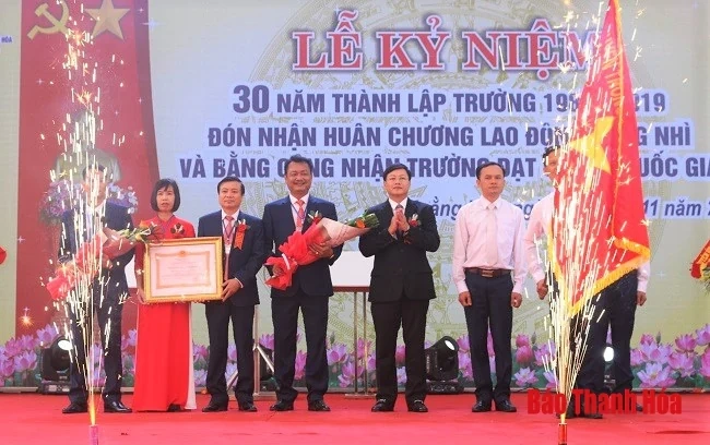 Trường THPT Hoằng Hóa 4 kỷ niệm 30 năm thành lập, đón nhận Huân chương Lao động Hạng Nhì và Bằng công nhận Trường đạt chuẩn Quốc gia