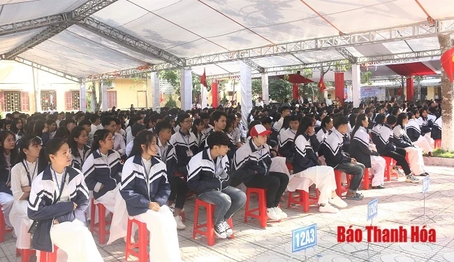 Trường THPT Hoằng Hóa 4 kỷ niệm 30 năm thành lập, đón nhận Huân chương Lao động Hạng Nhì và Bằng công nhận Trường đạt chuẩn Quốc gia