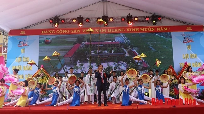 Trường THPT Hoằng Hóa 4 kỷ niệm 30 năm thành lập, đón nhận Huân chương Lao động Hạng Nhì và Bằng công nhận Trường đạt chuẩn Quốc gia