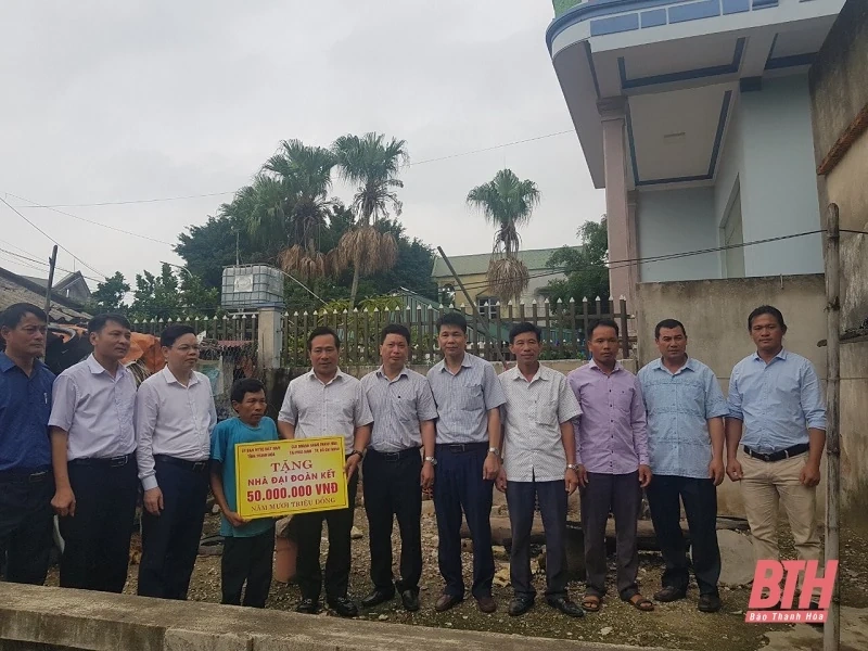 Tiếp nhận kinh phí ủng hộ làm nhà Đại đoàn kết