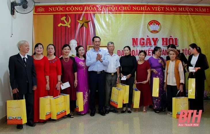 Phó Bí thư Tỉnh ủy Trịnh Tuấn Sinh dự Ngày hội Đại đoàn kết toàn dân tộc tại TP Thanh Hóa