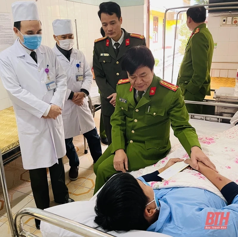 Phó Giám đốc Công an tỉnh thăm hỏi cán bộ bị thương khi làm nhiệm vụ