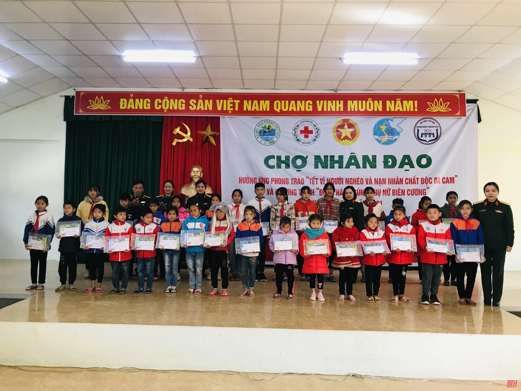 Ấm áp “Chợ nhân đạo” tại vùng biên Quang Chiểu