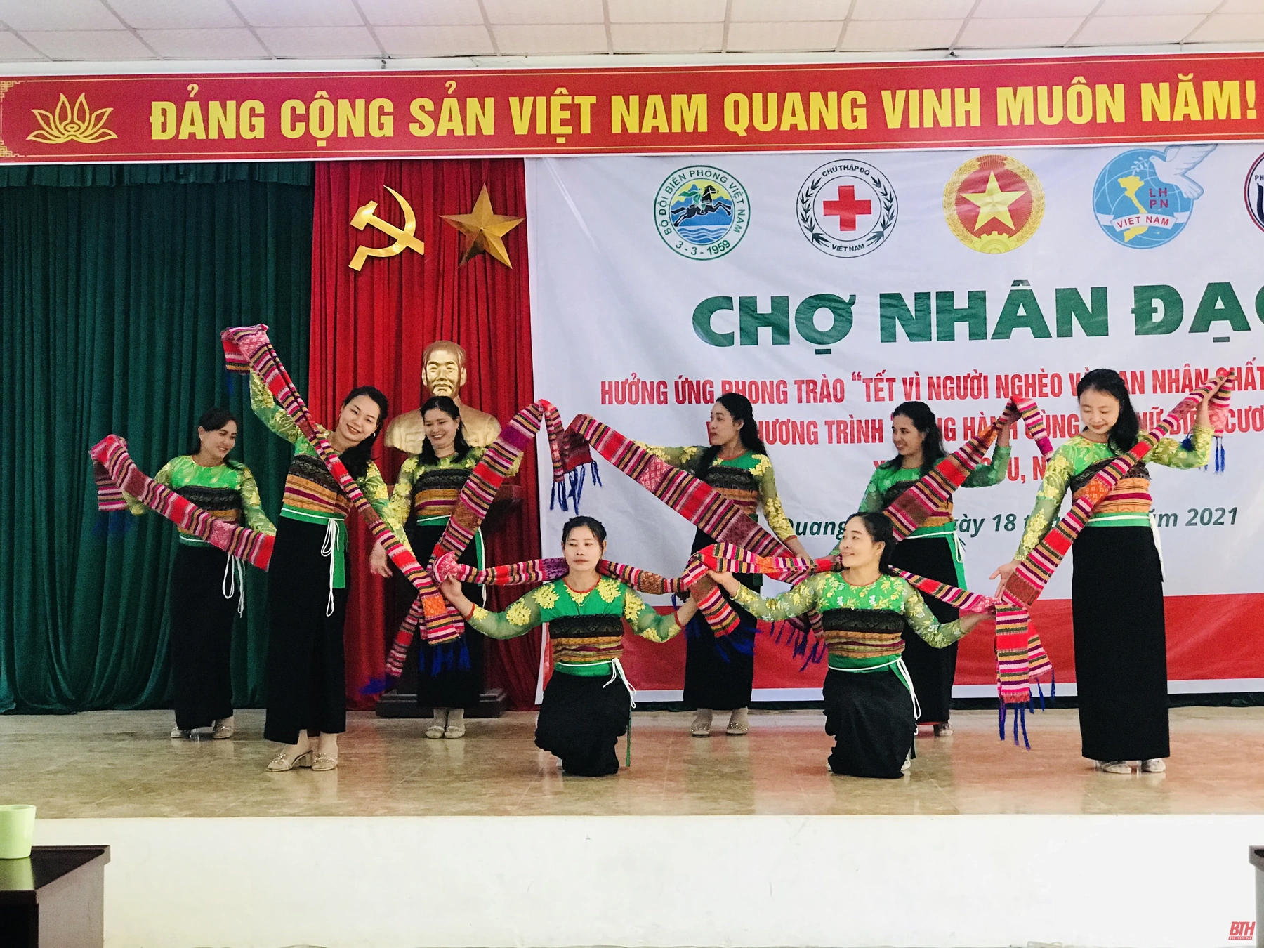 Ấm áp “Chợ nhân đạo” tại vùng biên Quang Chiểu