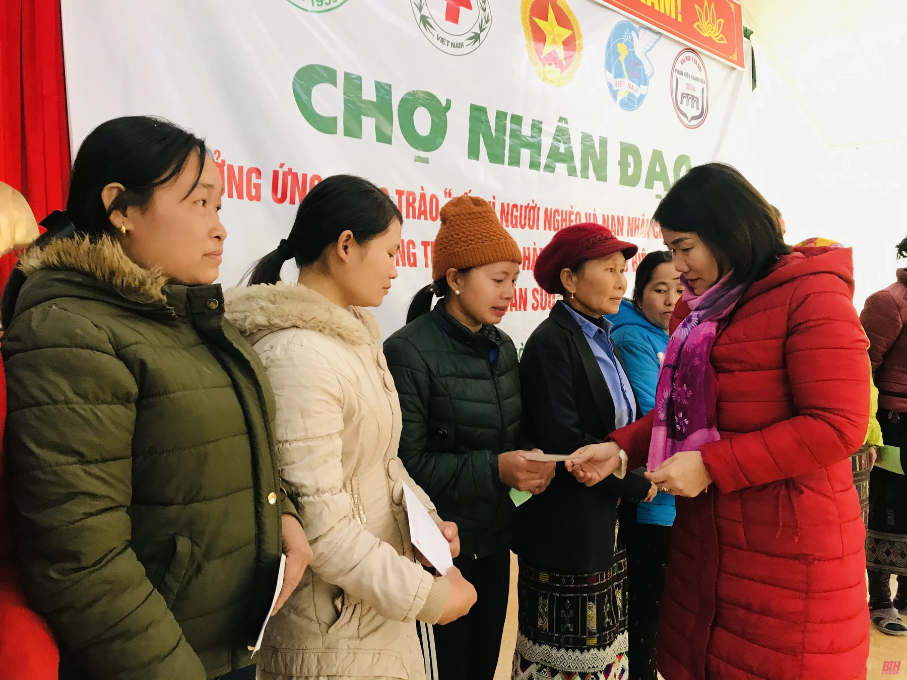 Ấm áp “Chợ nhân đạo” tại vùng biên Quang Chiểu