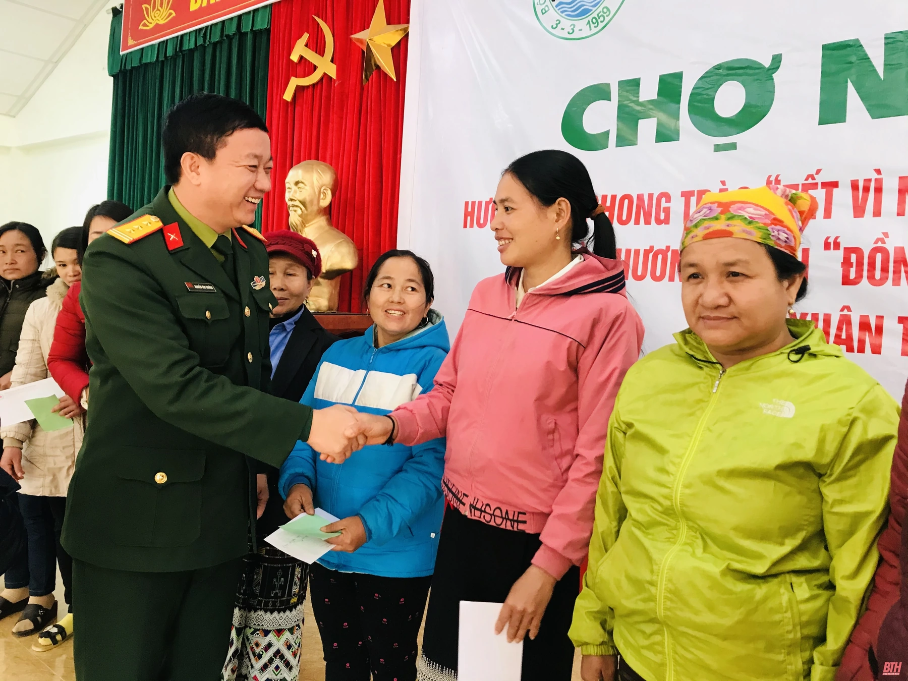 Ấm áp “Chợ nhân đạo” tại vùng biên Quang Chiểu