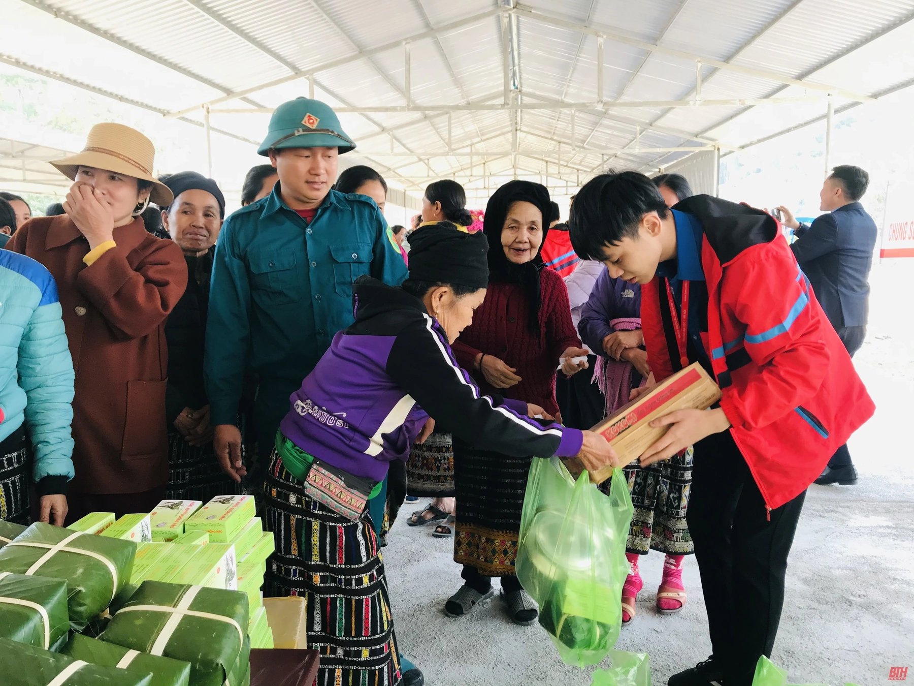 Ấm áp “Chợ nhân đạo” tại vùng biên Quang Chiểu