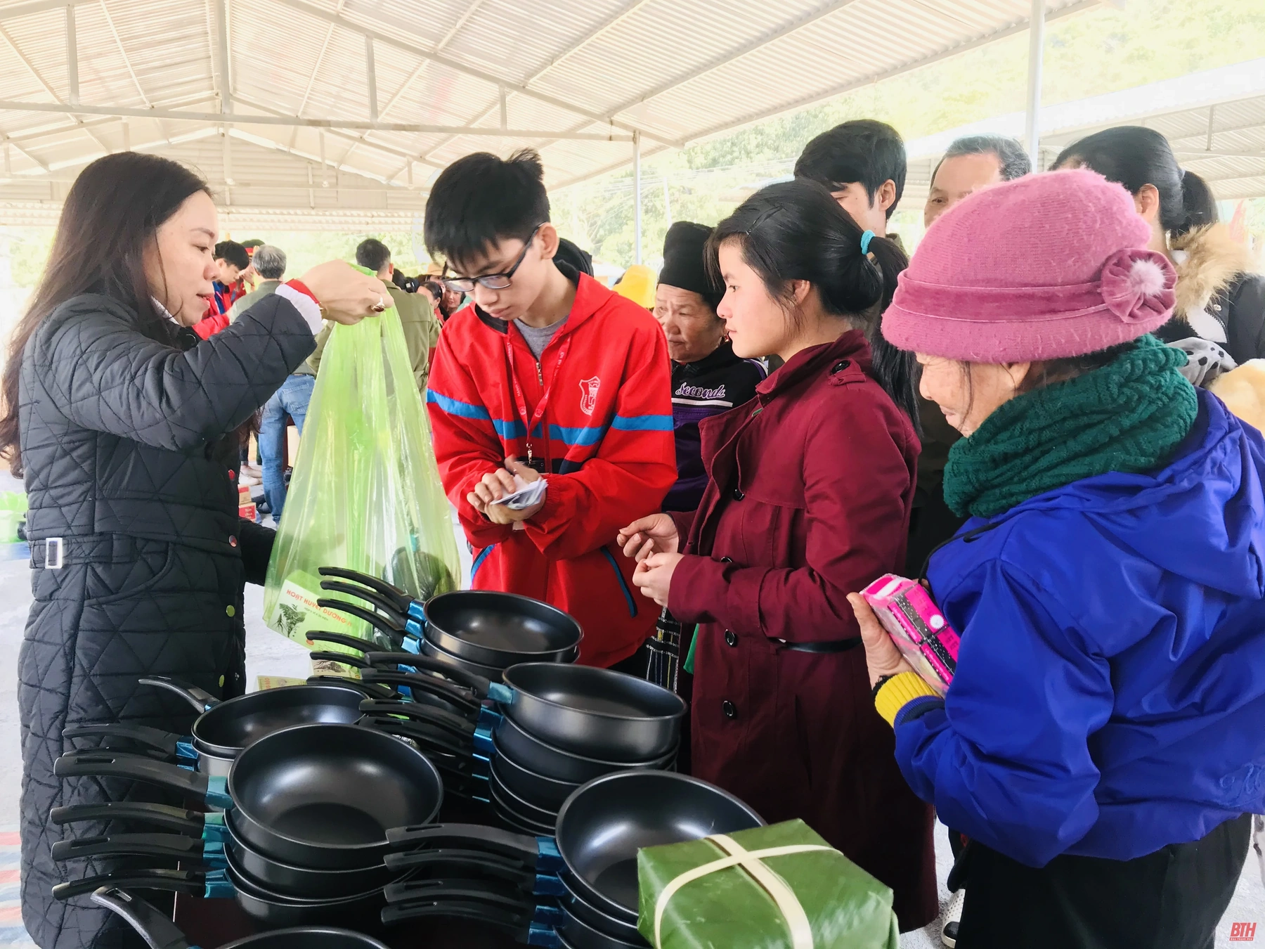 Ấm áp “Chợ nhân đạo” tại vùng biên Quang Chiểu