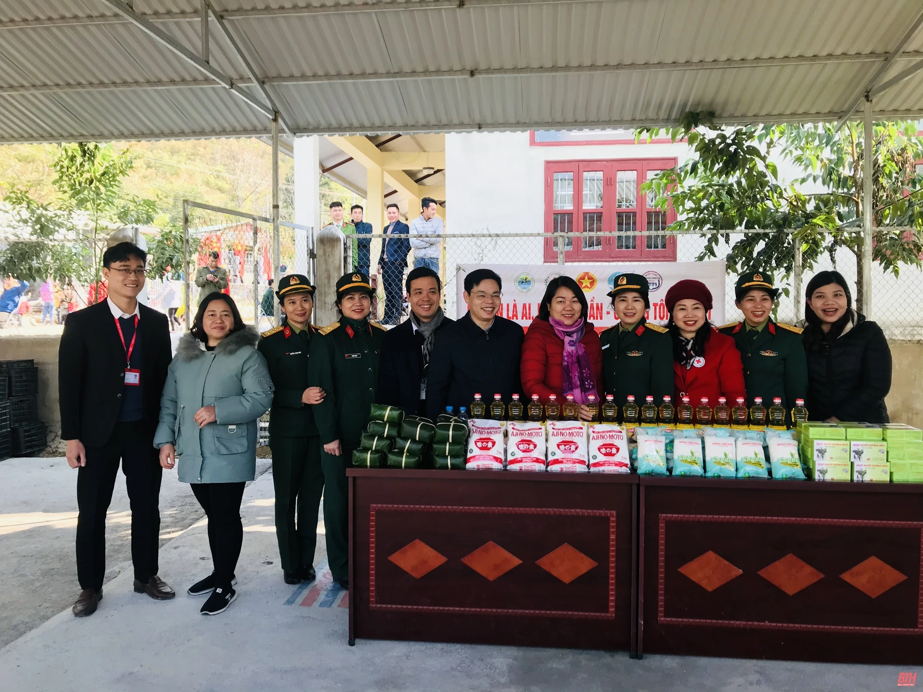 Ấm áp “Chợ nhân đạo” tại vùng biên Quang Chiểu