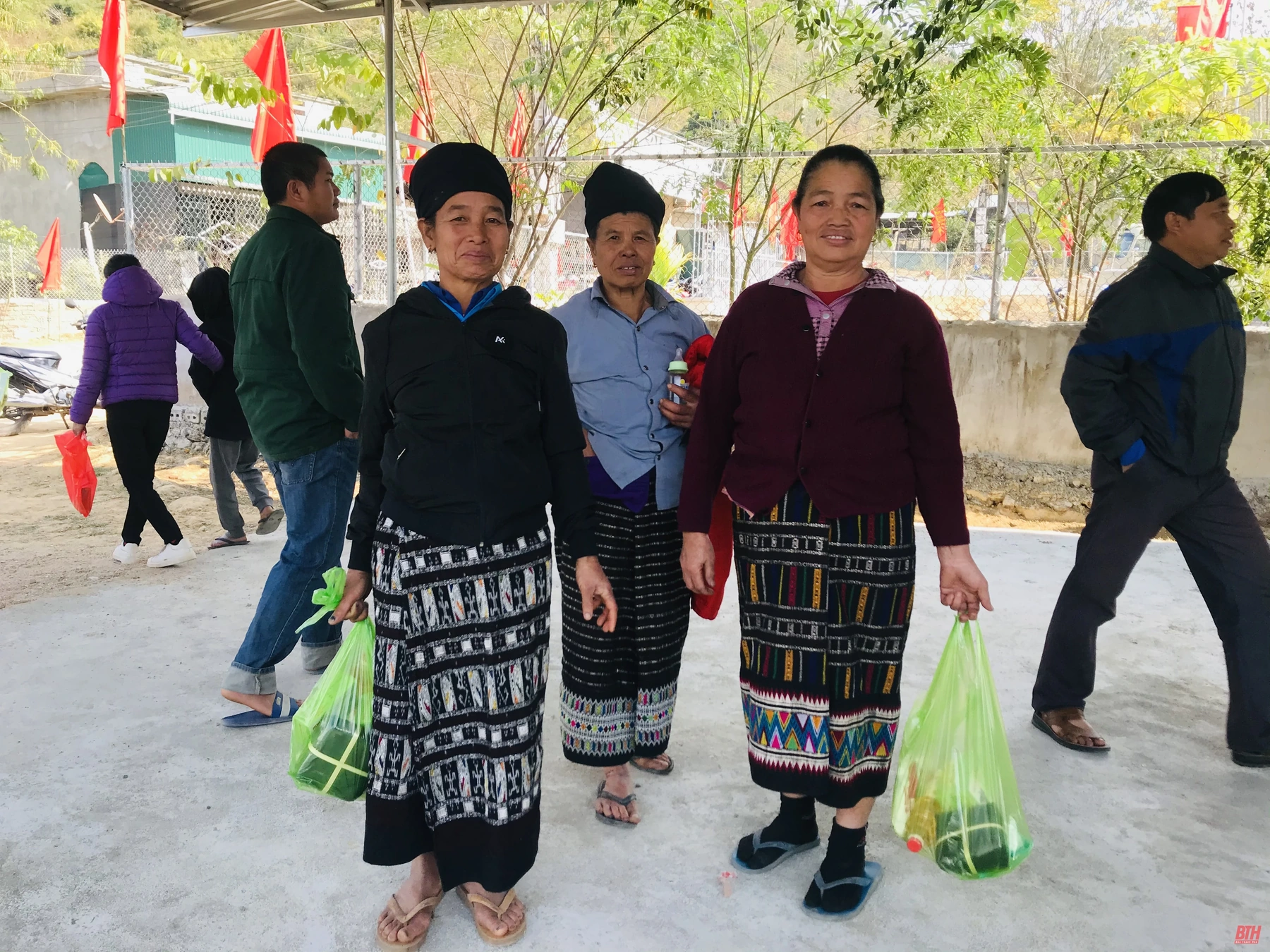 Ấm áp “Chợ nhân đạo” tại vùng biên Quang Chiểu