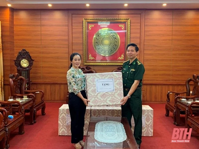 Hội LHPN tỉnh và BCH Bộ đội Biên phòng tỉnh trao tặng vật tư y tế cần thiết cho tỉnh Hủa phăn