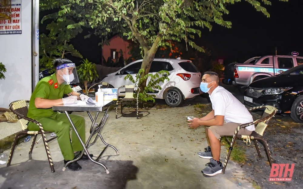 Trắng đêm kiểm soát phòng, chống dịch ở cửa ngõ Thanh Hóa