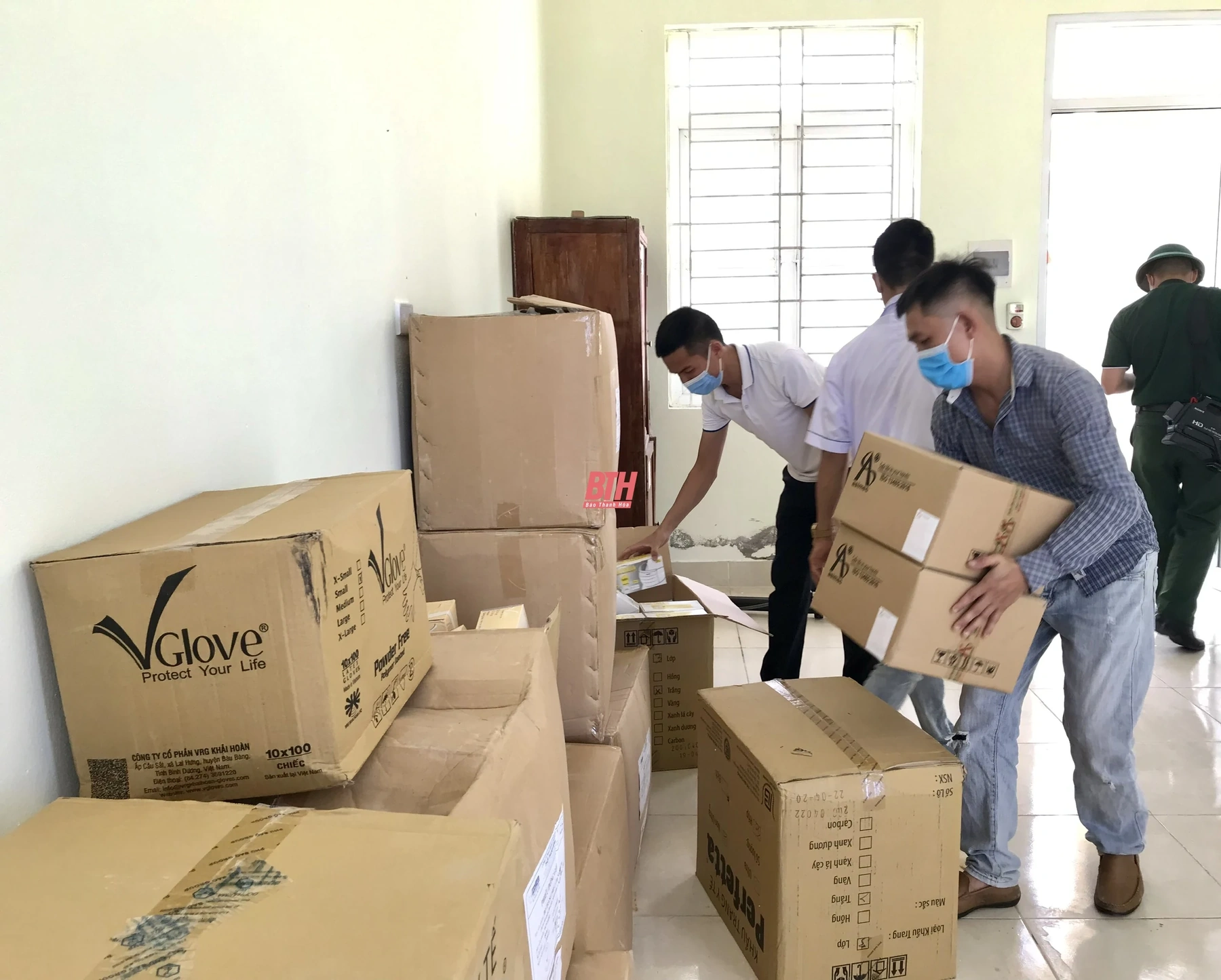 Cấp trang thiết bị phòng chống dịch COVID-19 cho khu cách ly Trung đoàn 270 (Sư đoàn 341)