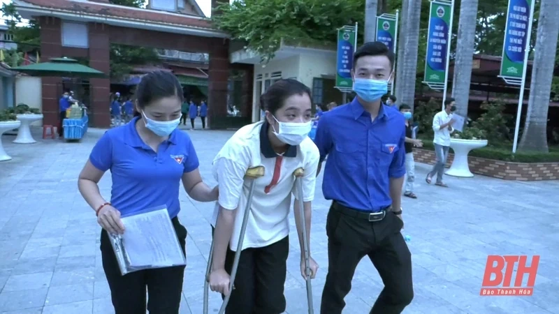 Nữ sinh bị tai nạn, được đội tình nguyện đưa đón đi thi