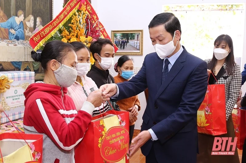 Chủ tịch UBND tỉnh Đỗ Minh Tuấn thăm, chúc mừng giáo xứ Phúc Lãng