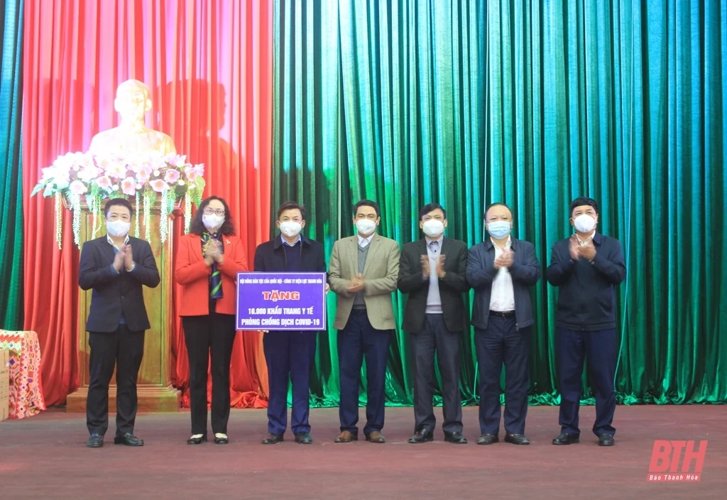 Hội đồng Dân tộc của Quốc hội và Tổng Công ty Điện lực Miền Bắc trao quà tại huyện biên giới Mường Lát