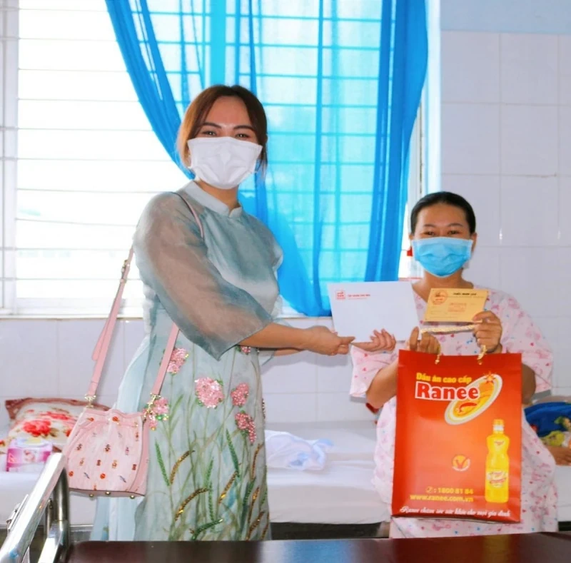 Sao Mai ăn Tết với người nghèo xuân Nhâm Dần 2022