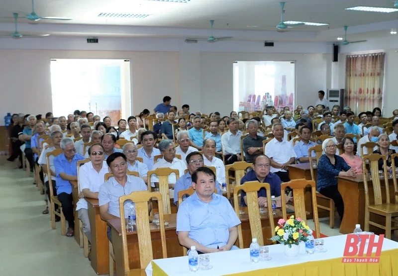 Đồng chí Bí thư Tỉnh ủy Đỗ Trọng Hưng gặp mặt, nói chuyện với cán bộ diện Ban Thường vụ Tỉnh ủy quản lý đã nghỉ hưu