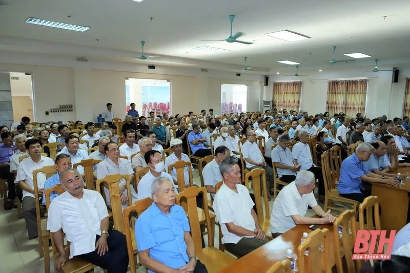 Đồng chí Bí thư Tỉnh ủy Đỗ Trọng Hưng gặp mặt, nói chuyện với cán bộ diện Ban Thường vụ Tỉnh ủy quản lý đã nghỉ hưu